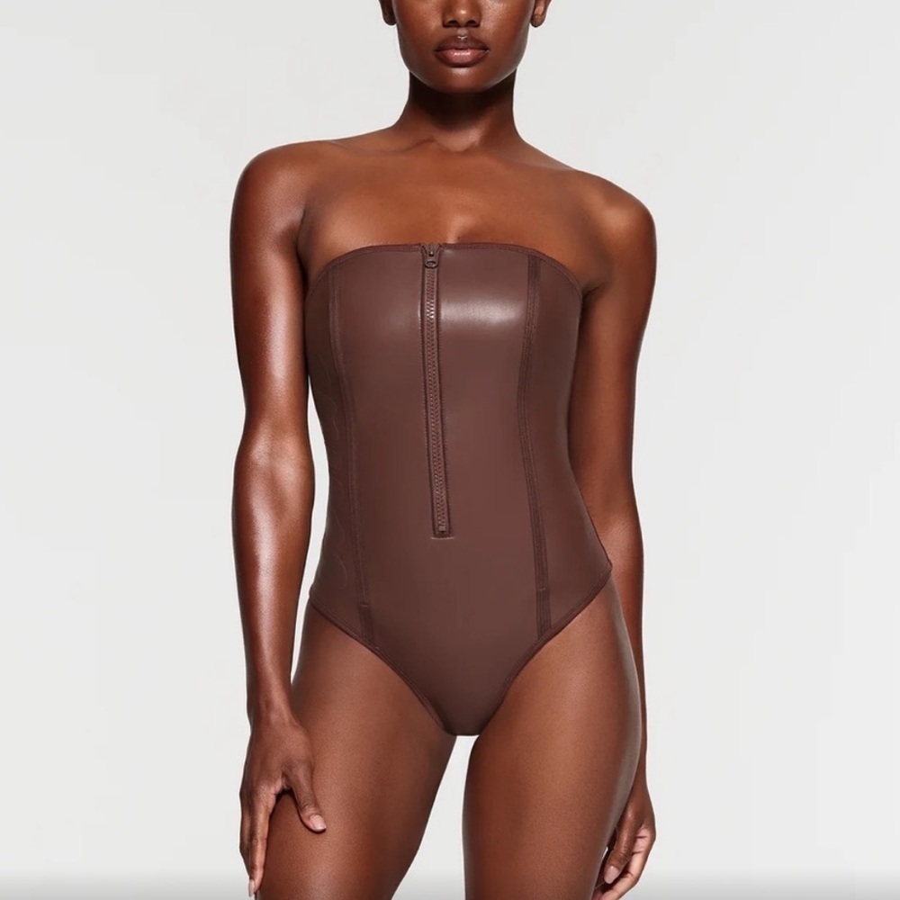 SKIMS Rubberized Scuba Swim Strapless One Piece in Cocoa Size XXS SKU:46R